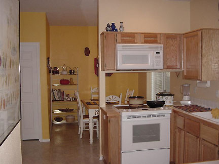 Kitchen2.JPG (31579 bytes)